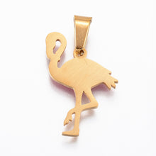 Cargar imagen en el visor de la galería, Dije de Flamenco en Acero Inoxidable 304 con Esmalte – Dorado y Rosado