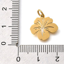 Cargar imagen en el visor de la galería, Charm de Flor en Acero Inoxidable 304 con Baño de Oro 18K – 14x14 mm