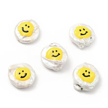 Cargar imagen en el visor de la galería, Perlas Naturales con Carita Feliz – Esmalte Amarillo